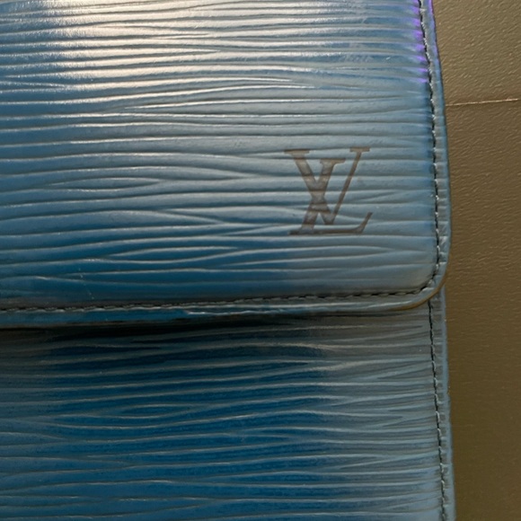 Authentic LV Epi wallet blue - Picture 12 of 14